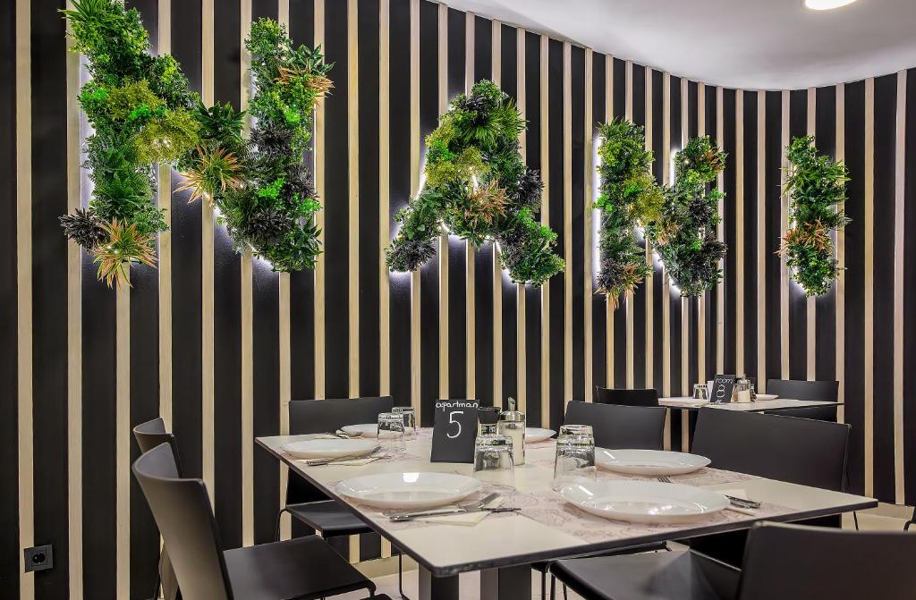 Reštaurácia alebo iné gastronomické zariadenie v ubytovaní Villa Nani