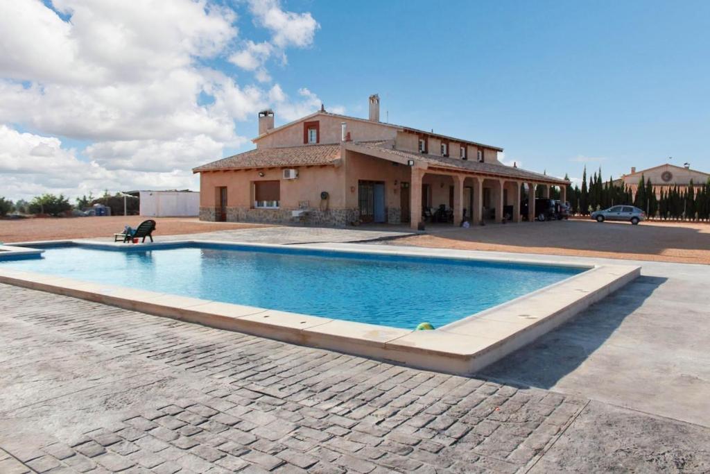 une piscine en face d'un bâtiment dans l'établissement 4 bedrooms apartement with shared pool furnished terrace and wifi at Villarrobledo, à Villarrobledo