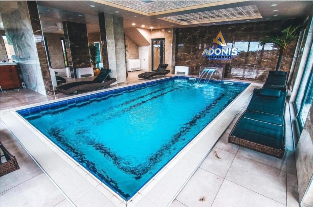 Bazén v ubytování Apartmani Sofrenic-Hotel Adonis nebo v jeho okolí