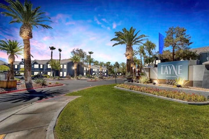 - une rue dans un complexe avec des palmiers dans l'établissement Las Vegas Apartment near the strip, à Las Vegas