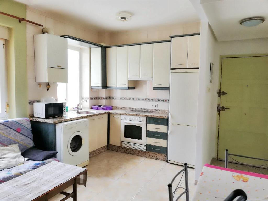 Köök või kööginurk majutusasutuses 2 bedrooms apartement with jacuzzi at Leon