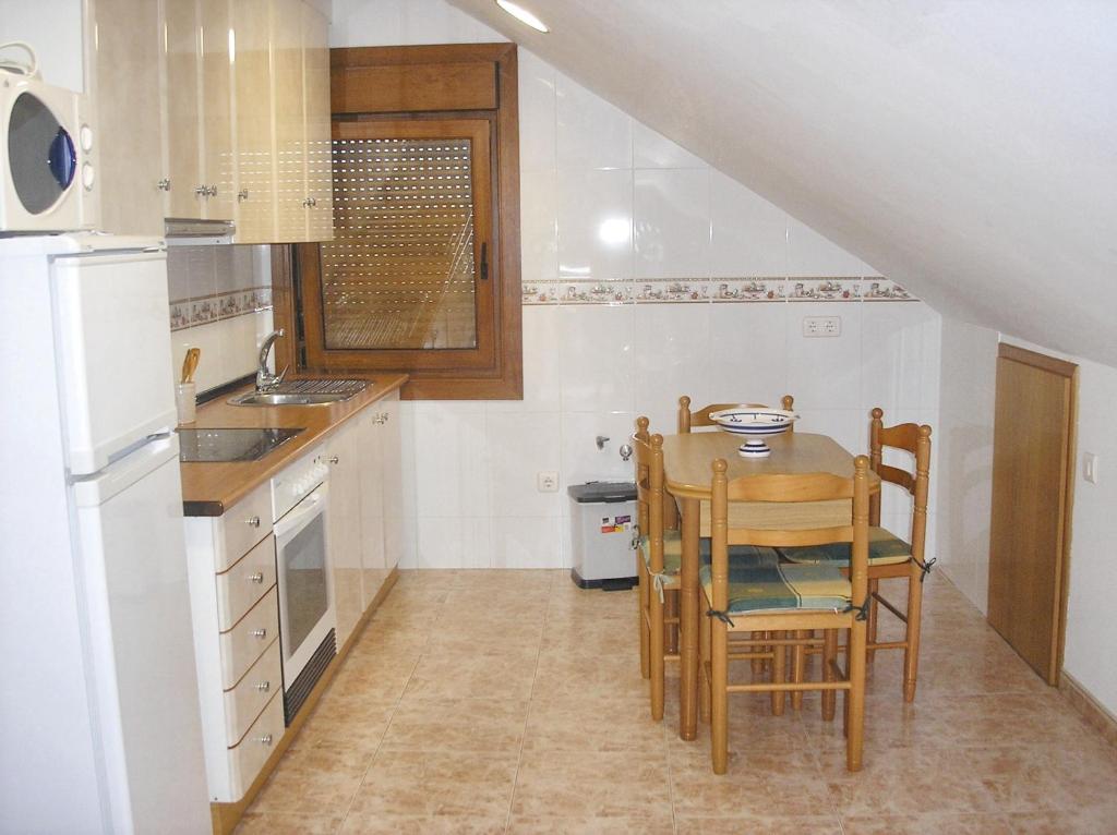 ア・グアルダにある2 bedrooms apartement with sea view at A Guarda 1 km away from the beachのキッチン(テーブル、椅子付)