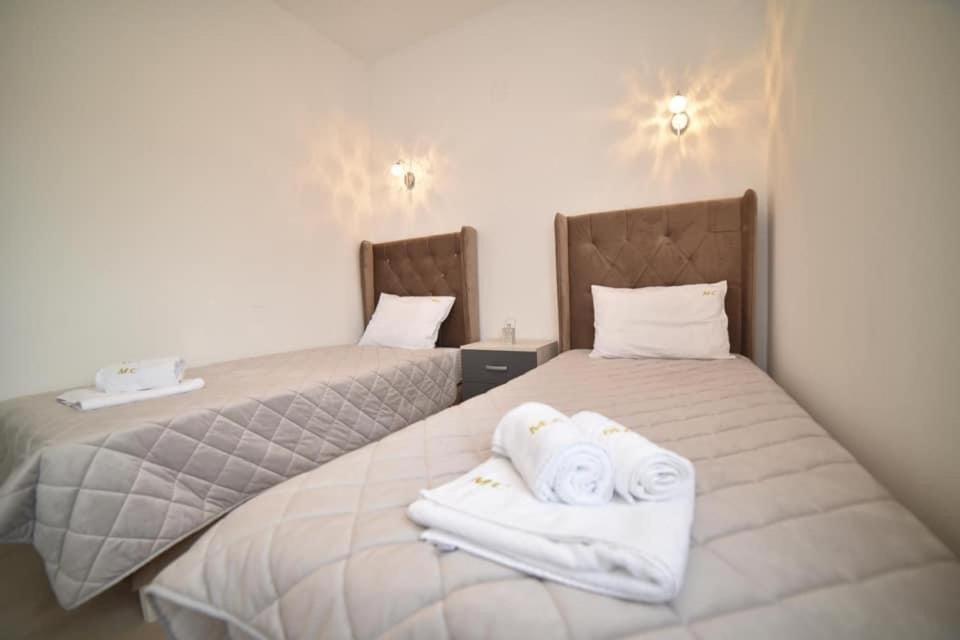 Postel nebo postele na pokoji v ubytování Apartmani Sofrenic-Hotel Adonis