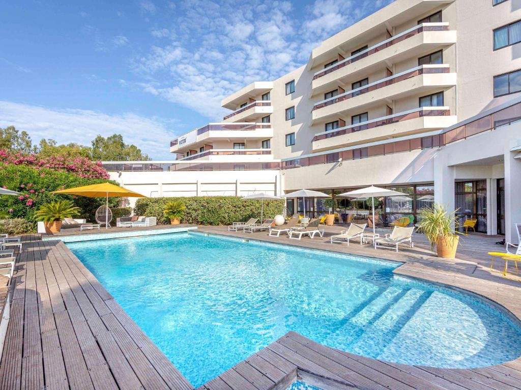 Bazén v ubytování Mercure Hyères Centre Côte d'Azur nebo v jeho okolí