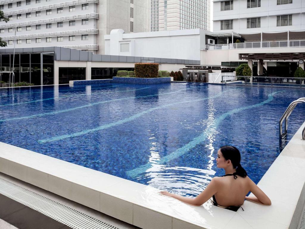 Bazén v ubytování Pullman Jakarta Indonesia nebo v jeho okolí