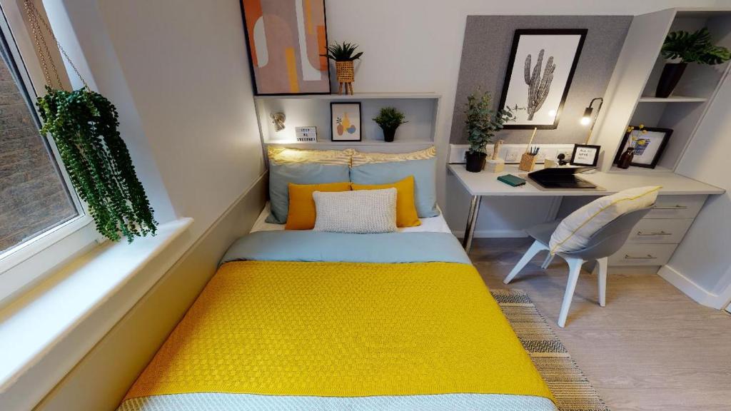 Llit o llits en una habitació de Student Only Private Ensuite Room at Will Wyatt Court