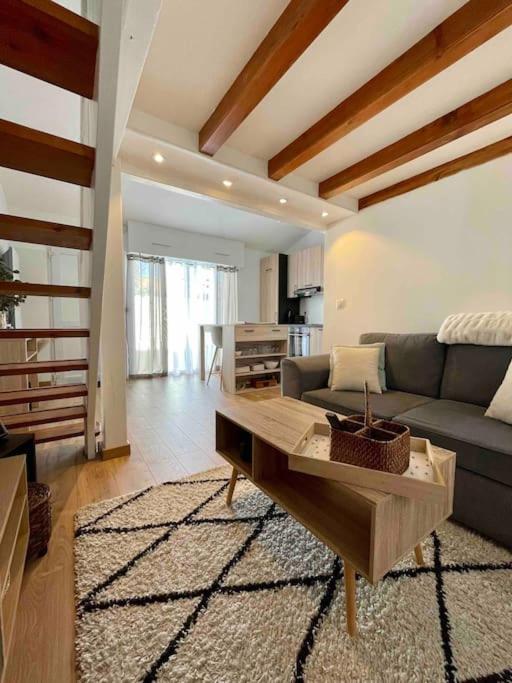 un salon avec un canapé et une table basse dans l'établissement Charmant T1 bis La Rochelle et proche île de Ré, à La Rochelle