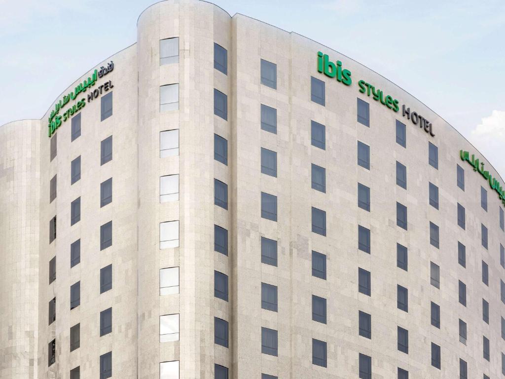 um edifício com as palavras Los Angeles hotel em ibis Styles Makkah em Meca