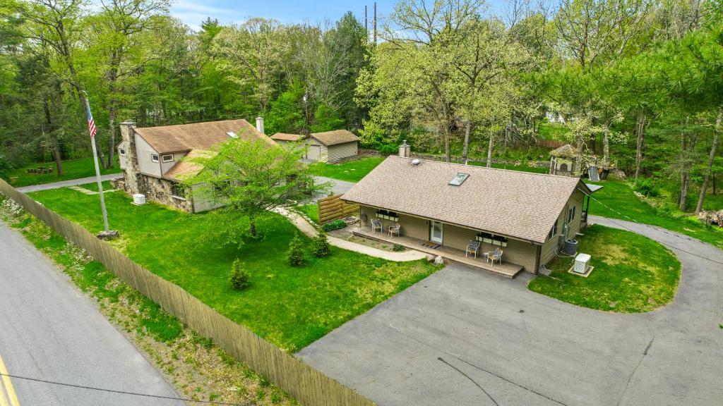 霍利2 Houses, 22+Guests, 2 Hot Tubs, Renovated, Events Welcome!的从空中俯瞰一栋带院子的房子。