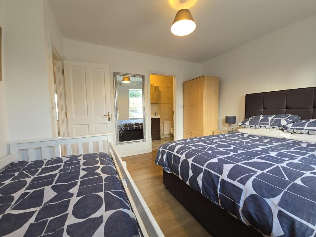 Postel nebo postele na pokoji v ubytování Wild Atlantic Way - Retreat - Sleeps 12