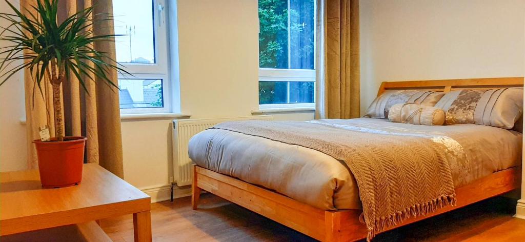 Postel nebo postele na pokoji v ubytování Wild Atlantic Way - Retreat - Sleeps 12