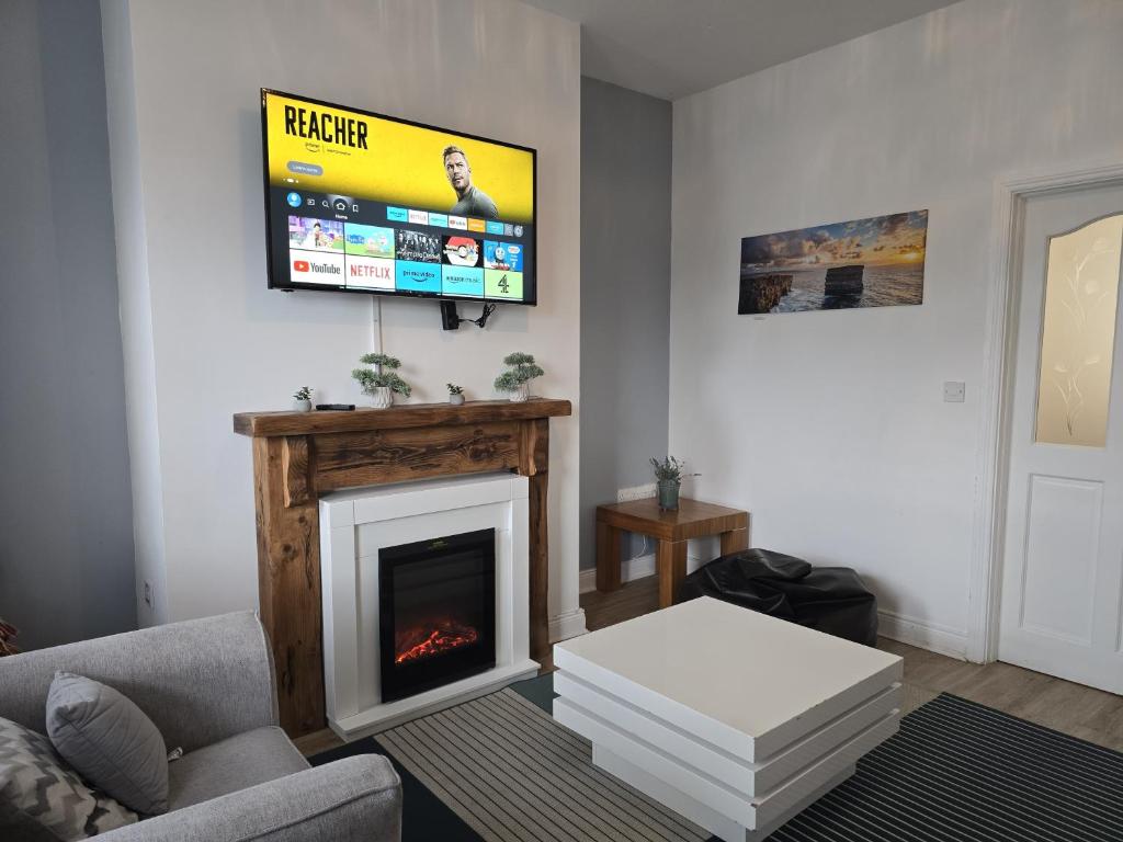 TV a/nebo společenská místnost v ubytování Wild Atlantic Way - Retreat - Sleeps 12