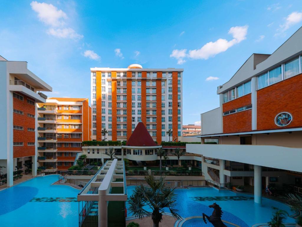 Mövenpick Hotel & Residences Nairobi 내부 또는 인근 수영장