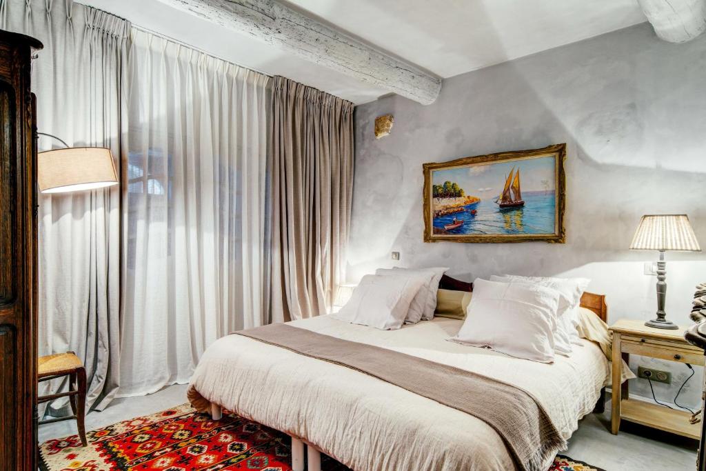 une chambre avec un lit et une grande fenêtre dans l'établissement Charming studio In the heart of Cannes, à Cannes