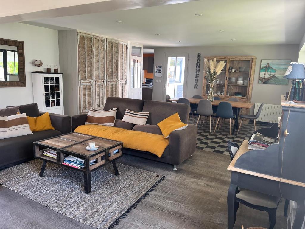un salon avec un canapé et une table dans l'établissement villa pres des dunes, à La Couarde-sur-Mer