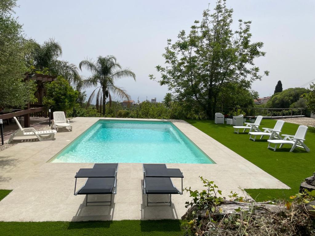 una piscina con tumbonas y una mesa en Villa Bonanno Conti, en Valverde