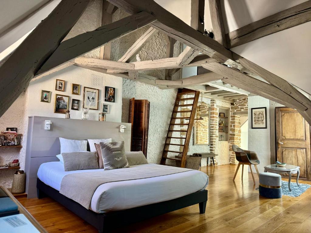 1 dormitorio con 1 cama en una habitación con techos de madera en Le Relais des Ducs : centre historique Dijon en Dijon