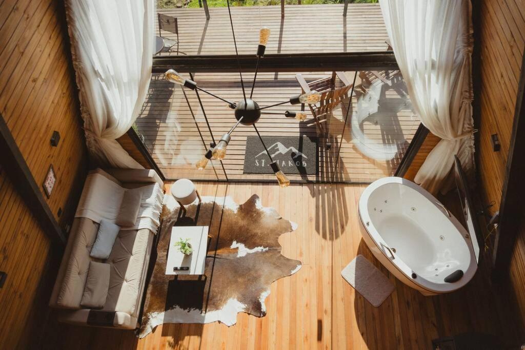 uma vista superior de uma sala de estar com um sofá e um WC em Cabana romântica com hidromassagem próx ao centro. em Nova Petrópolis
