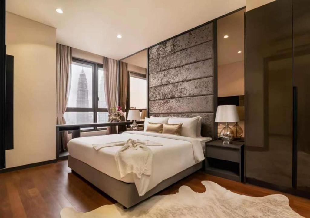 um quarto com uma cama grande e uma parede de tijolos em The EL DE Belwood Hotel By Delhi Airport em Nova Deli