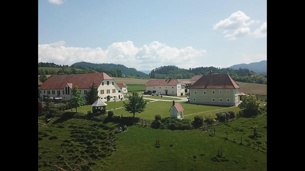 un grupo de edificios en un campo verde en Gut Keutschachhof, en Sankt Veit an der Glan