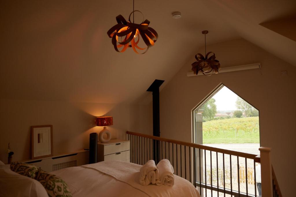 1 dormitorio con 1 cama con 2 toallas en The Old Winery Cottage No1, en Shepton Mallet