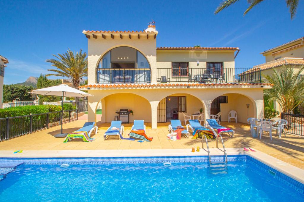 a villa with a swimming pool and a house at Villa Cohete - Plusholidays in Ifach
