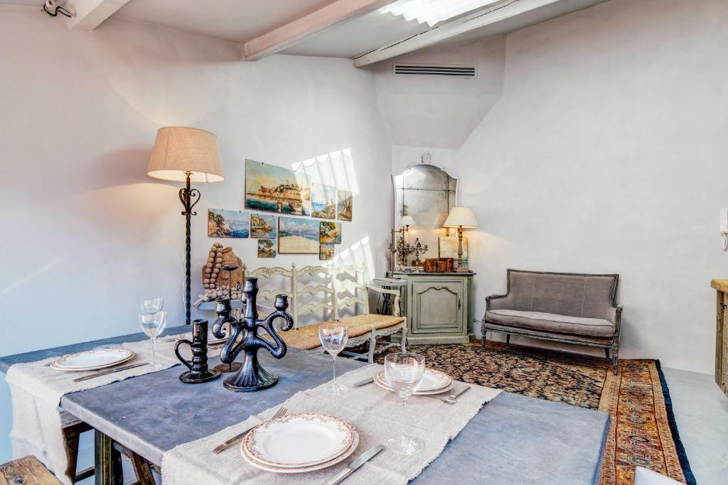 une salle à manger avec une table et une chaise dans l'établissement Authentic charming studio In the heart of Cannes, à Cannes
