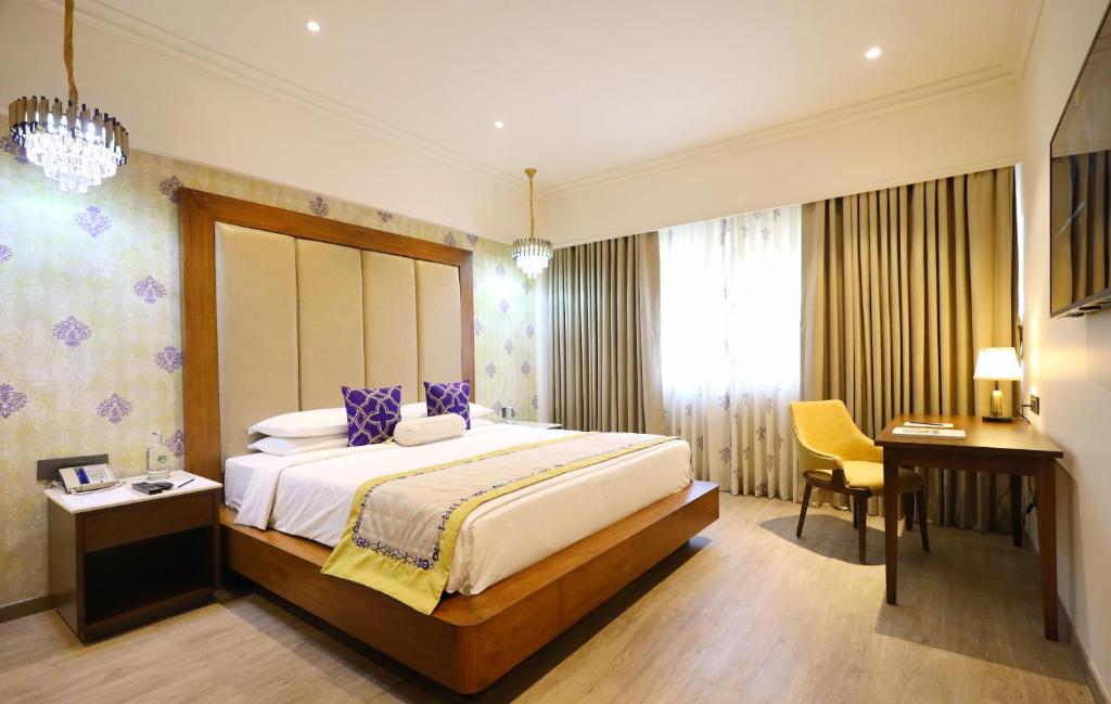 Postel nebo postele na pokoji v ubytování Vivanta Bengaluru Residency Road