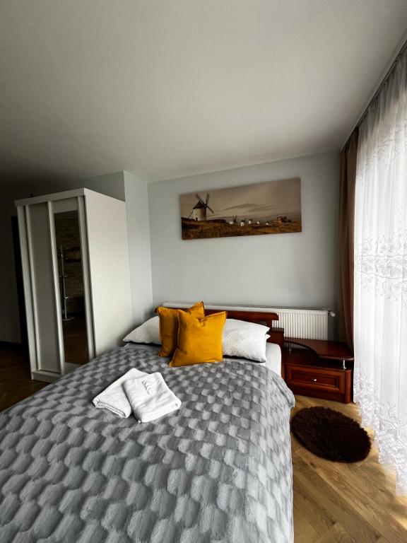 een slaapkamer met een bed met twee handdoeken erop bij Skałkowy Kąt in Sromowce Wyżne