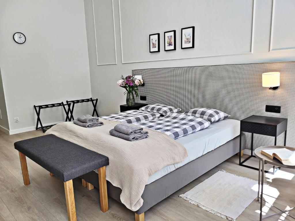 1 dormitorio con 2 camas, mesa y sillas en Anny 5 Apartamenty, en Cracovia