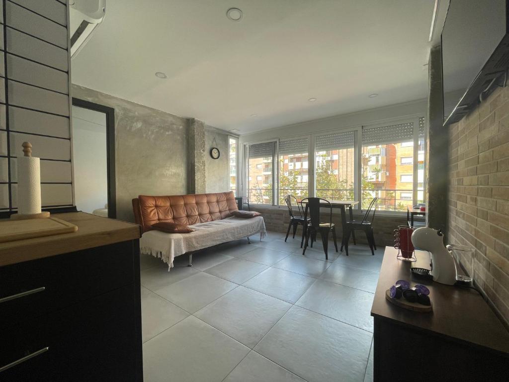 salon z kanapą i stołem w obiekcie Benidorm JL 1 y 2 w mieście Benidorm
