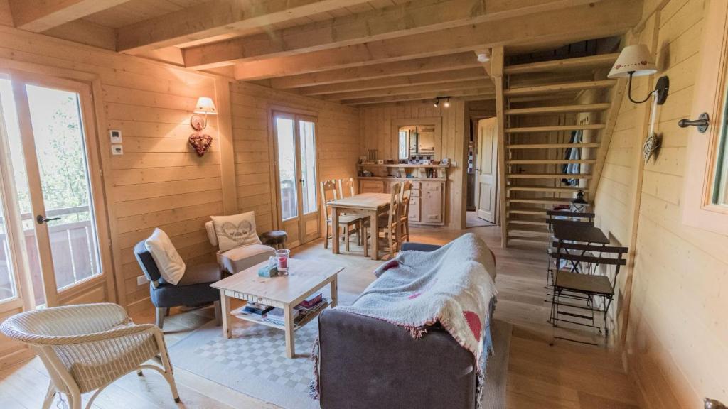 un soggiorno con un divano e un tavolo di Bienvenue dans notre chalet à Saint-Gervais-les-Bains a Saint-Gervais-les-Bains