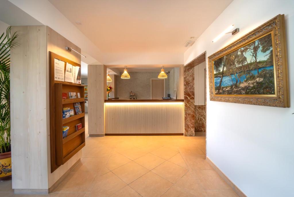 Кровать или кровати в номере Hotel Playa Mondrago