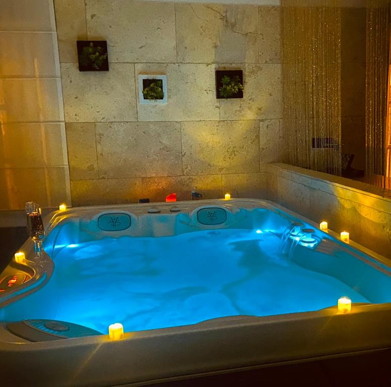 Fotografie z fotogalerie ubytování LE PRIEURé - Suites romantiques spa privatif, piscine, jardin, massages proche de Toulouse v destinaci Verfeil
