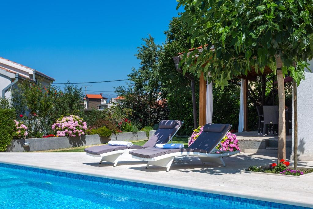 Relaxing and cozy apartments with pool Sara&Nino