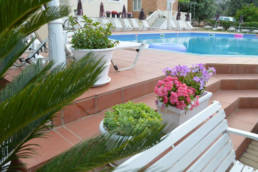 Bazén v ubytování Nikos Apartments nebo v jeho okolí