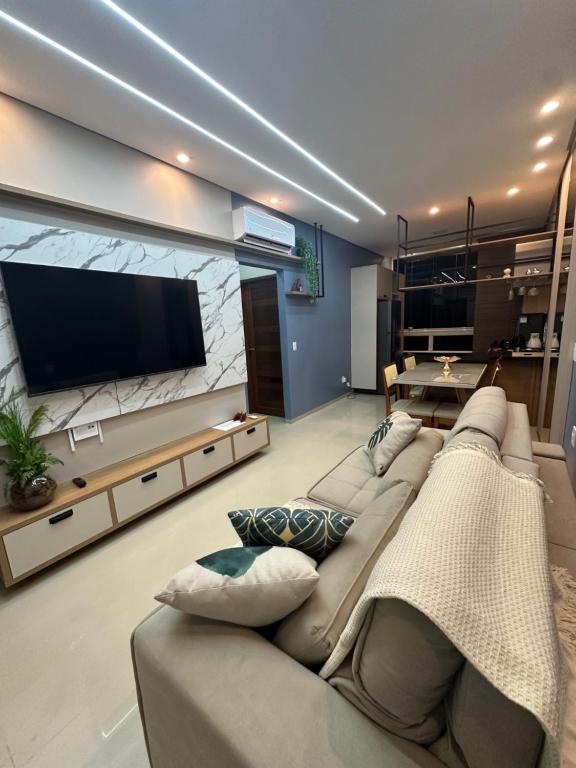 sala de estar con sofá y TV de pantalla plana en Flat Alter do chão - Ilha bela Residence en Alter do Chao