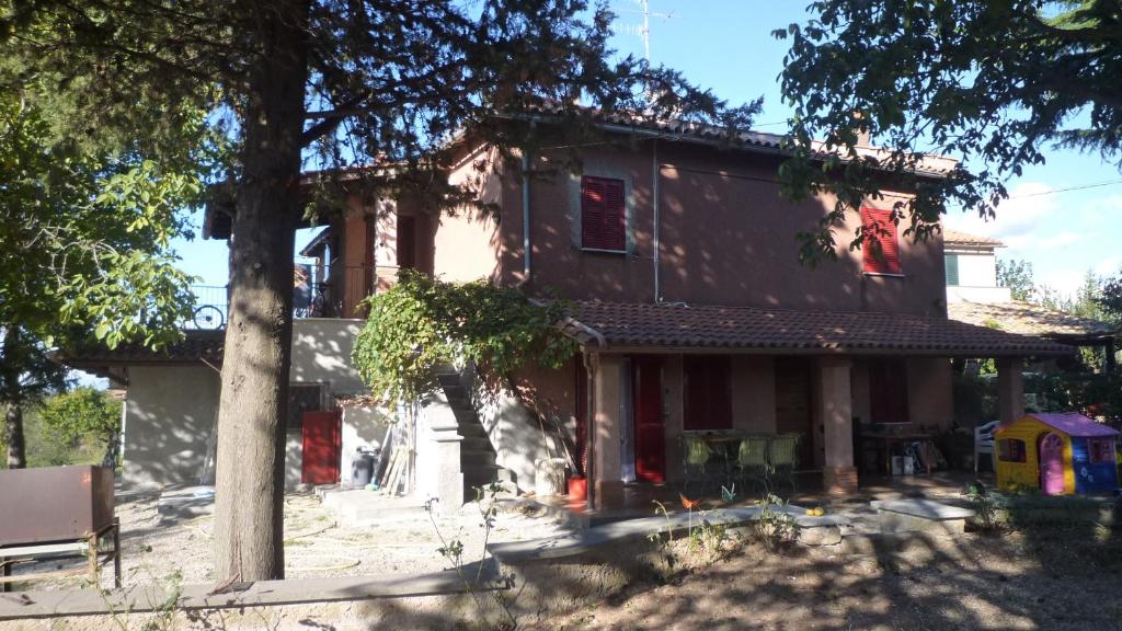 維泰博的住宿－Tuscia Viterbese Casale Nel Verde，前面有一棵树的老房子