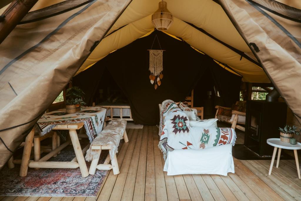 une tente avec une table et des chaises. dans l'établissement The Mangevie, à Furudal