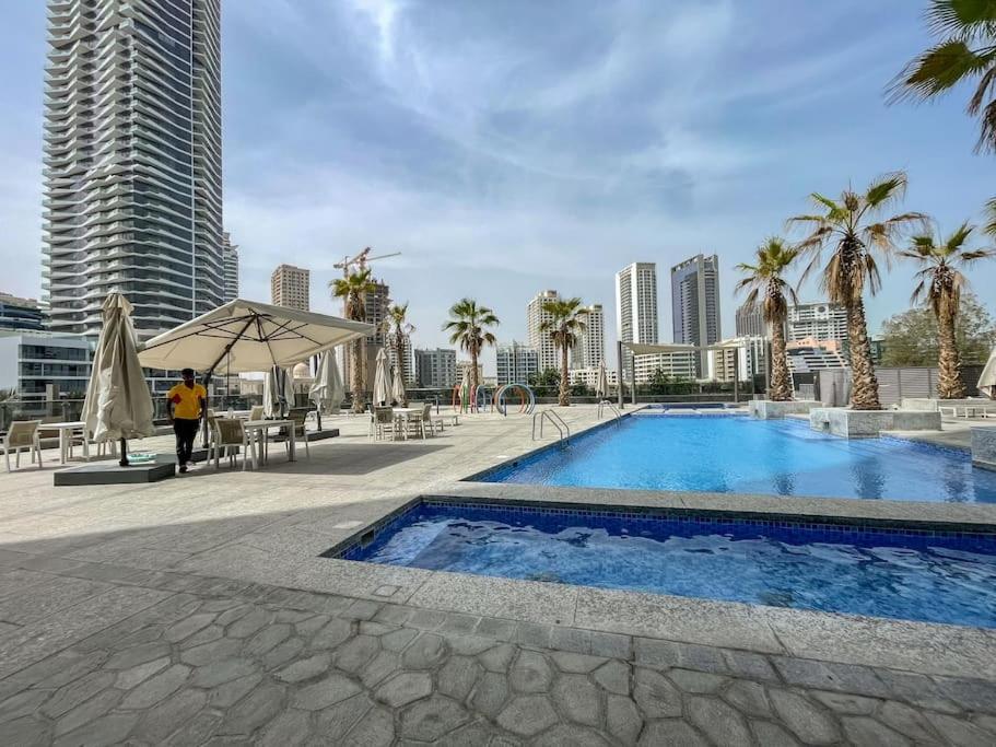 สระว่ายน้ำที่อยู่ใกล้ ๆ หรือใน Your gateway in Sparkle Tower JBR by Suiteable