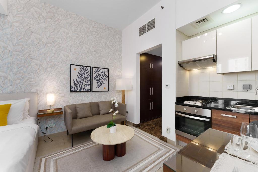 ครัวหรือมุมครัวของ Your gateway in Sparkle Tower JBR by Suiteable