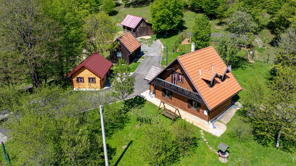 una vista aérea de una gran casa en el bosque en Kuća za odmor Šegota, en Brinje