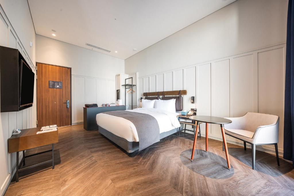 Junibino Hotel Hongdae tesisinde bir odada yatak veya yataklar
