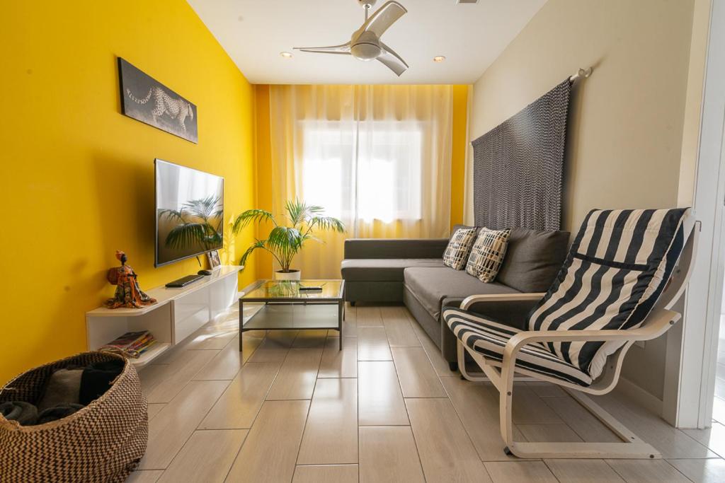 ein Wohnzimmer mit Couch und Fernseher in der Unterkunft Africa Master Suite in Las Palmas de Gran Canaria