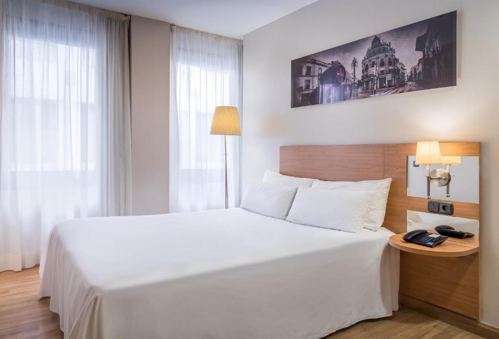 Postel nebo postele na pokoji v ubytování Hotel Jerez Centro