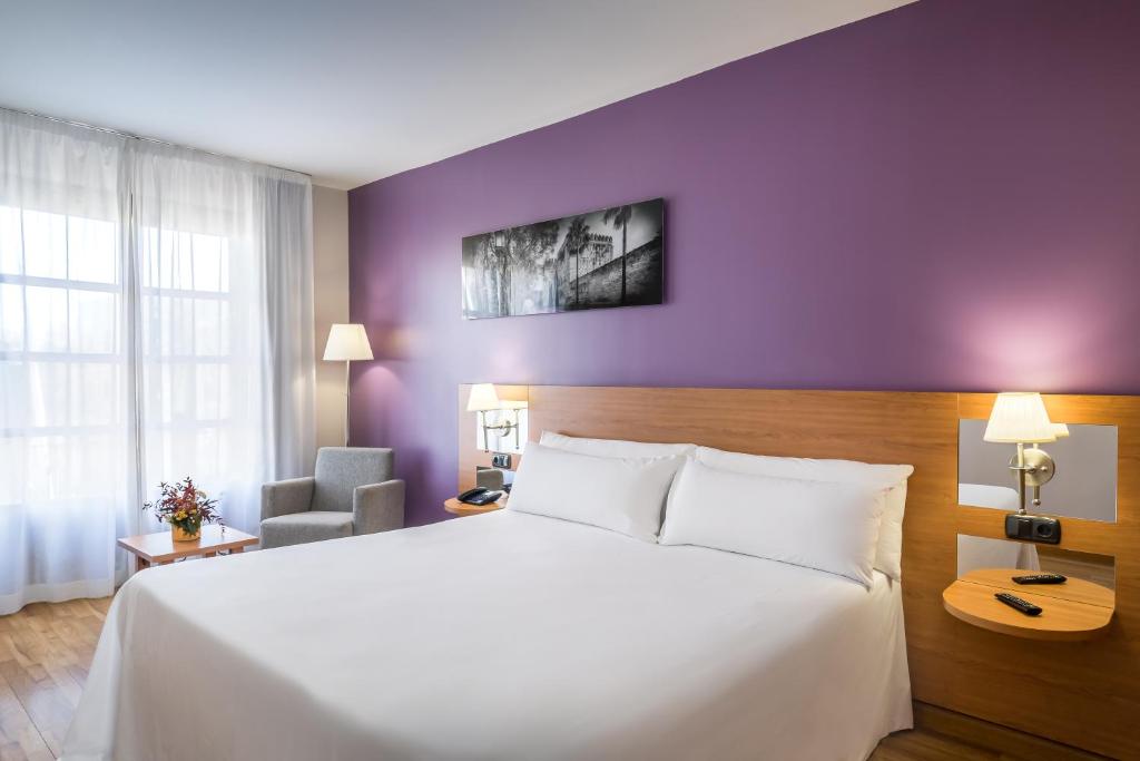 Postel nebo postele na pokoji v ubytování Hotel Jerez Centro