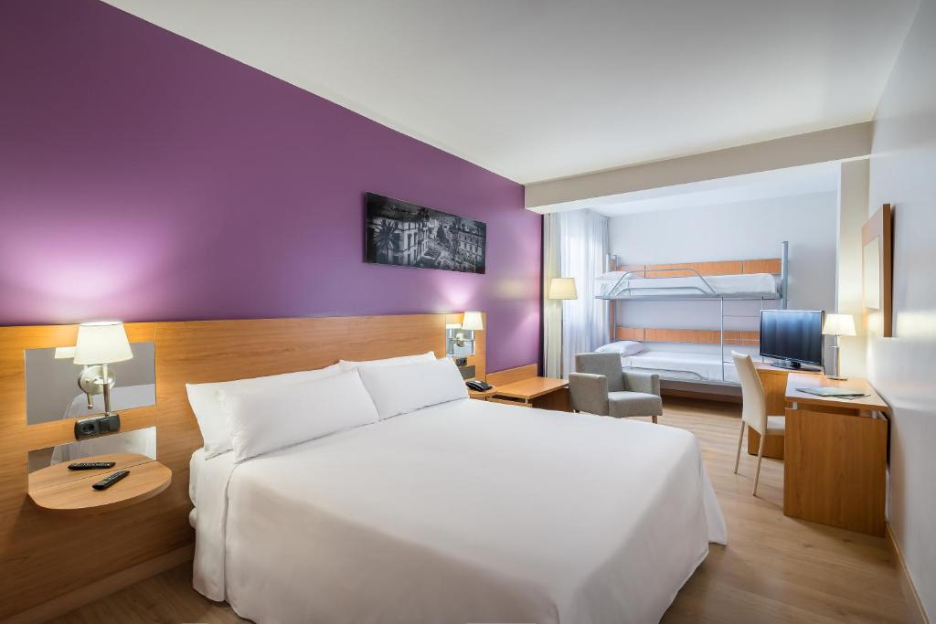 Postel nebo postele na pokoji v ubytování Hotel Jerez Centro