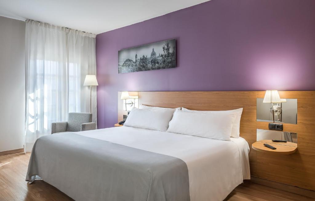 Postel nebo postele na pokoji v ubytování Hotel Jerez Centro