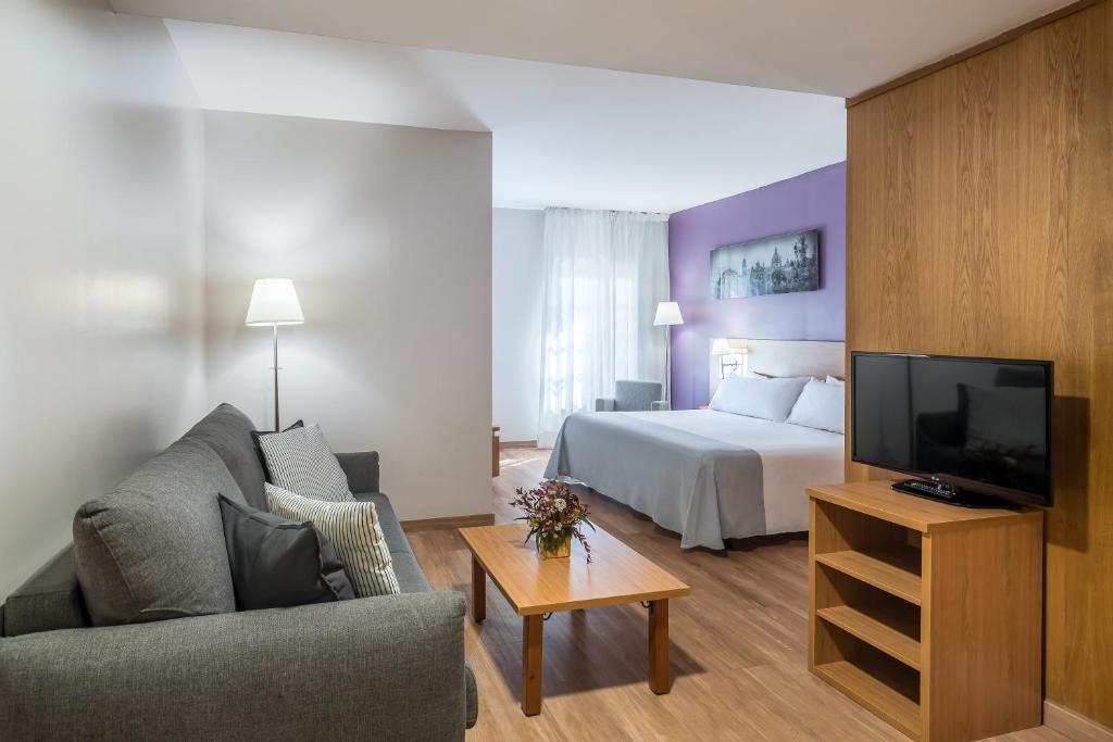 Postel nebo postele na pokoji v ubytování Hotel Jerez Centro