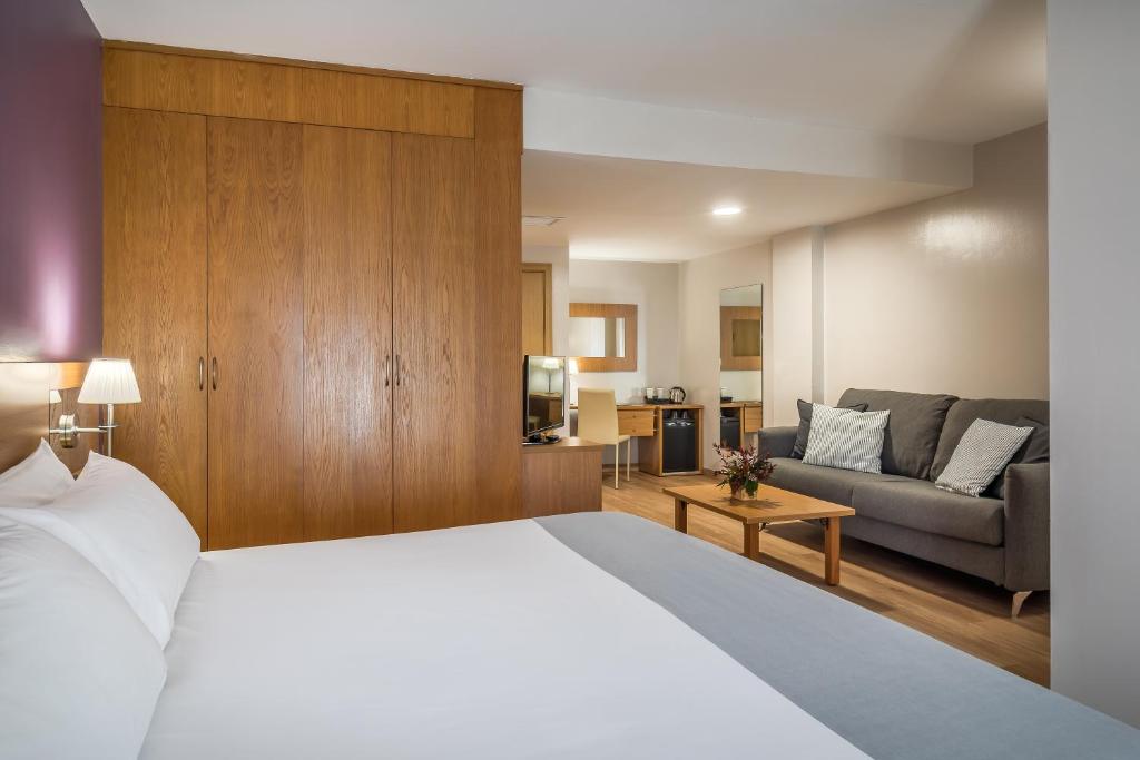 Postel nebo postele na pokoji v ubytování Hotel Jerez Centro